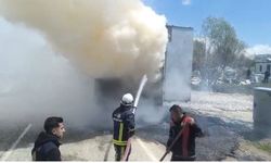 Van'da seyir halindeki tırın dorsesi yandı