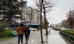 Vatandaşlar karla karışı yağmura hazırlıksız yakalandı