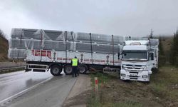 Yağış nedeniyle kayan tır yoldan çıktı