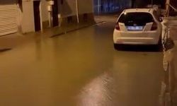 Yağmur suyu ile kaplanan sokaklar vatandaşa zorluk yaşattı