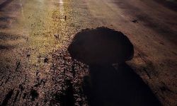 Yamaçtan kopan kaya parçaları Karabük-Yenice kara yoluna düştü