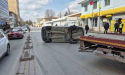 Yan yatan otomobilin sürücüsü kazadan yara almadan kurtuldu