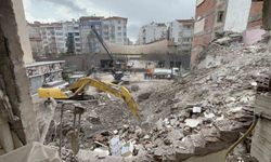 Yıkılmaya çalışılan bina sebebi ile zarar görenler artıyor