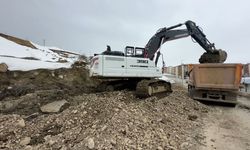 Yüksekova'da heyelan bölgesinde çalışmalar sürüyor