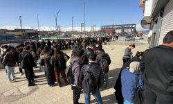 Yüksekova'da kütüphane önünde kuyruk