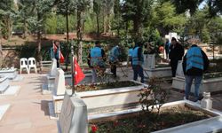 Yükümlülerden şehitliğe örnek davranış