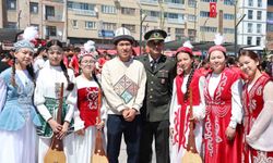 19 Mayıs festivalinde Kırgız ekibinin kıyafetleri ve müzikleri hayran bıraktı