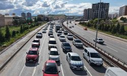 43 ilin geçiş noktasında bayram trafiği havadan görüntülendi: Araçlar adım adım ilerledi