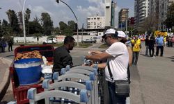 Adana'da simitçiler ve su satıcıları bariyerlerin arkasında çalışmaya devam etti
