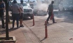 Alanya'da otomobilin motor kısmından dumanlar yükseldi, yangını vatandaş söndürdü