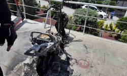 Alev alev yanan motosiklete motosikletli kuryeden müdahale