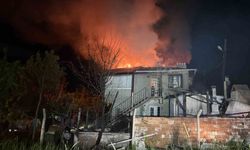 Alevlere teslim olan iki katlı ev kullanılmaz hale geldi
