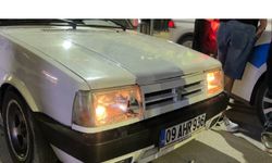 Alkol alıp şampiyonluk kutlamasına çıktı, park halindeki 2 otomobile çarpıp kaçtı