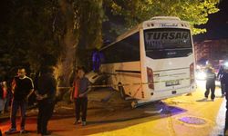 Alkollü sürücünün kullandığı minibüs iş yerine daldı: 2 yaralı