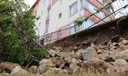 Amasya'da binanın istinat duvarı çöktü