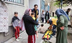Aşağı düşen kardeşine bakarken kendisi de düştü