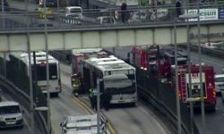 Avcılar'dan Bahçelievler istikametine giden metrobüste henüz belirlenemeyen bir nedenle yangın çıktı. Olay yerine sevk edilen itfaiye ekipleri yangını söndürmek için çalışma başlatırken, seferlerde aksama meydana geldi.