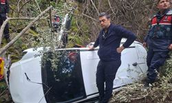 Ayvacık'ta otomobil uçuruma yuvarlandı, sürücü yaralandı