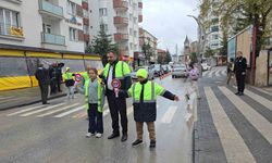 Başkan Ekinci, gönüllü öğrencilerle trafik kurallarına dikkat çekti