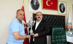 Başkan Hamamcı'ya şampiyonluk kupası ile takım oyuncularının imzaladığı formayı takdim etti