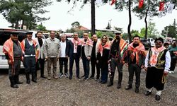 Başkan Uysal, yörüklerle bir araya geldi tuluk başına geçip keşkek dövdü