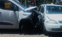 Batman'da hafif ticari araç ile otomobil çarpıştı: 3 yaralı