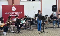 Bilecik'te öğrenciler kampüs konseriyle unutulmaz anlar yaşadı