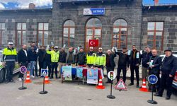 'Bir Kural Bir Ömür' Uyarısı: Akyaka'da trafik denetiminde hayat kurtaran bilgilendirme