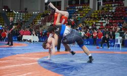 Bolu'da 40 ilden 500 sporcunun katıldığı Okul Sporları Yıldızlar Güreş Türkiye Şampiyonası başladı