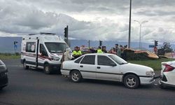 Bolu'da trafik ışıklarında bekleyen otomobile çarpan araçtaki 1 kişi yaralandı