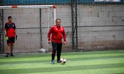Böyle maç görülmedi, vali çocuklarla birlikte futbol oynadı