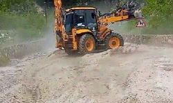 Buldan'da etkili şiddetli dolu yolları kapattı