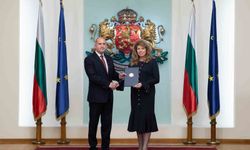 Bulgaristan'da seçimlerin galibi Radev'e hükümeti kurma görevi verildi