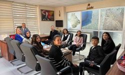 Burhaniye'de İspanya'dan dönen öğrenciler müdür Zihni'yi ziyaret etti