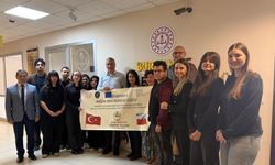 Burhaniye'de Polonya'dan dönen öğrenciler Milli Eğitim Müdürünü ziyaret etti