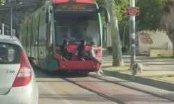 Bursa'da gençlerin tramvay arkasındaki tehlikeli yolculuğu kamerada