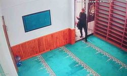Caminin sadaka kutusundan hırsızlık kamerada