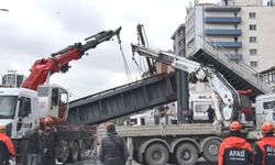 Damperi açık kamyon faciaya neden oldu: Üst geçit çöktü, 3 yaralı