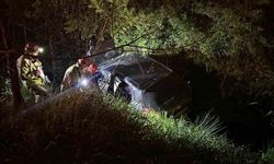 Dereye uçan otomobilde sıkışan sürücüyü itfaiye ekipleri kurtardı