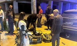 Devrilen motosikletin sürücüsü, otomobilin altında sıkıştı