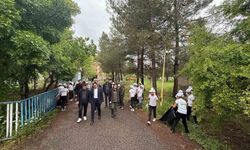 Dicle Kaymakamı Mustafa Atış, yeşil vatan için öğrencilerle birlikte okul bahçesini temizledi