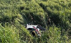 Direksiyon hakimiyetini kaybeden motosiklet sürücüsü tarlaya uçtu: 2 yaralı