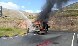 Diyarbakır'da seyir halindeki kamyonet alev topuna döndü