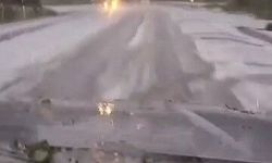 Dolu yağışı yolu beyaza bürüdü