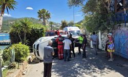 Duvara çarpan otomobil devrildi