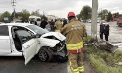 EDS tabelasına çarpan otomobilin sürücüsünü itfaiye kurtardı