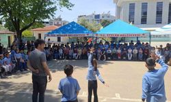 Efeler'in sanatçıları çocuklar için sahneye çıktı
