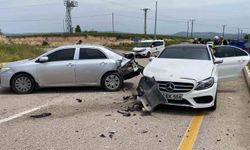 Elazığ'da otomobiller çarpıştı: 1'i hamile 4 yaralı