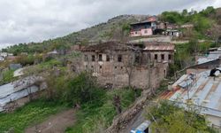 Elazığ'ın 5 asırlık mirası Nihat Bey Konağı bahar renklerine büründü