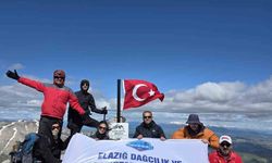 Elazığ'ın en yüksek zirvesinde anlamlı 19 Mayıs tırmanışı